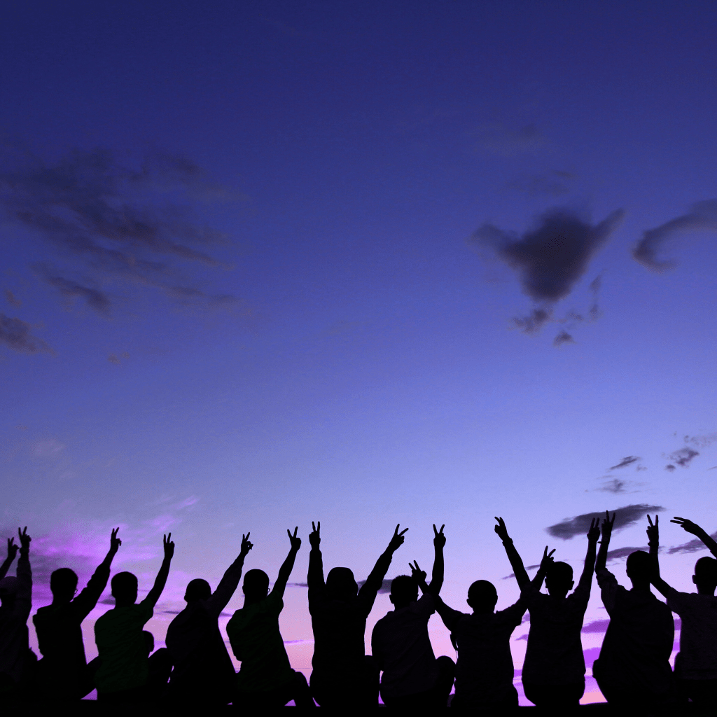 Illustrazione fotografica con numerose sagome nere di persone in primo piano e un cielo variopinto sullo sfondo.